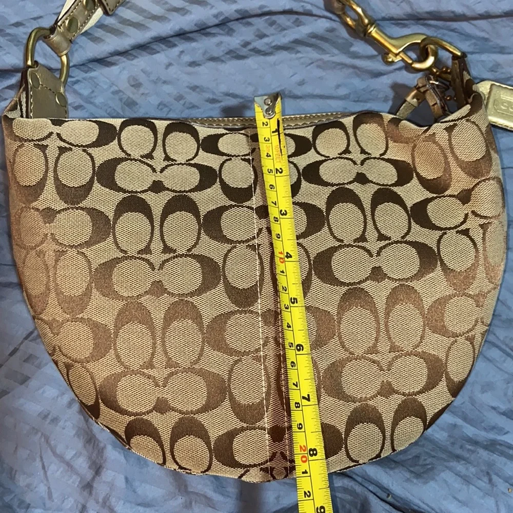 EUC Coach Hampton Signature monogram Canvas shoulder Bag 8631